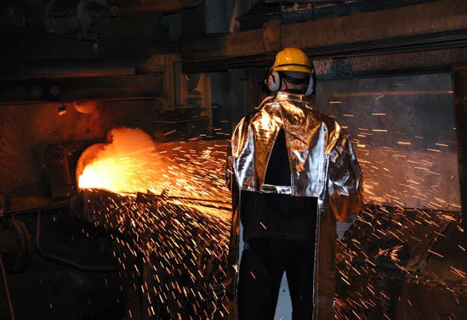 Molten metal pouring in a smelting facility